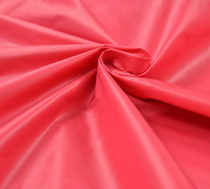 Китай Ткань красных/пинка/желтого цвета полиэстера тафты для выравнивать ткань одежды поставщик